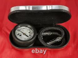 Manomètre de pression des pneus Porsche authentique dans son étui chromé d'origine rare