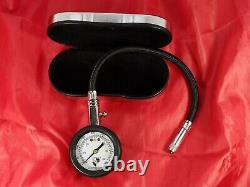 Manomètre de pression des pneus Porsche authentique dans son étui chromé d'origine rare